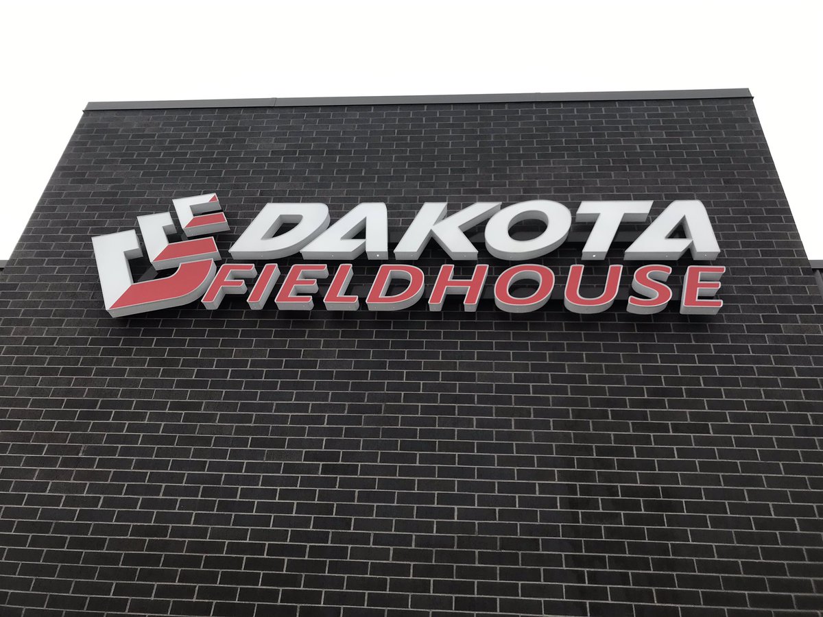 krisjoyrunning's tweet photo. Sunday Runday - 11-ish Mile Run - 1:12 - It was a nice change ditching the treadmill but staying indoors! Came home for a 40K Zwift ride to round out my day! Keep Running! #keeprunning #sundayrunday #trackrunning #dakotafieldhouse #zwift #gozwift #garneau #tacx #krisrunsmanitoba https://t.co/SkKMbXlOoe