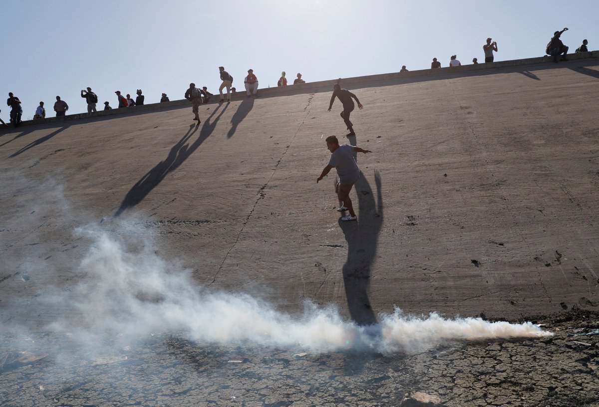 James Cook (@bbcjamescook) on Twitter photo BREAKING Tear gas in the air at the San Ysidro crossing between Mexico and California where some migrants tried to breach the border, which has been closed.
📷by <a href="/hannahmckay88/">Hannah McKay</a> and <a href="/topixkim/">Kim Kyung-Hoon</a> for <a href="/Reuters/">Reuters</a> BREAKING Tear gas in the air at the San Ysidro crossing between Mexico and California where some migrants tried to breach the border, which has been closed.
📷by <a href="/hannahmckay88/">Hannah McKay</a> and <a href="/topixkim/">Kim Kyung-Hoon</a> for <a href="/Reuters/">Reuters</a>