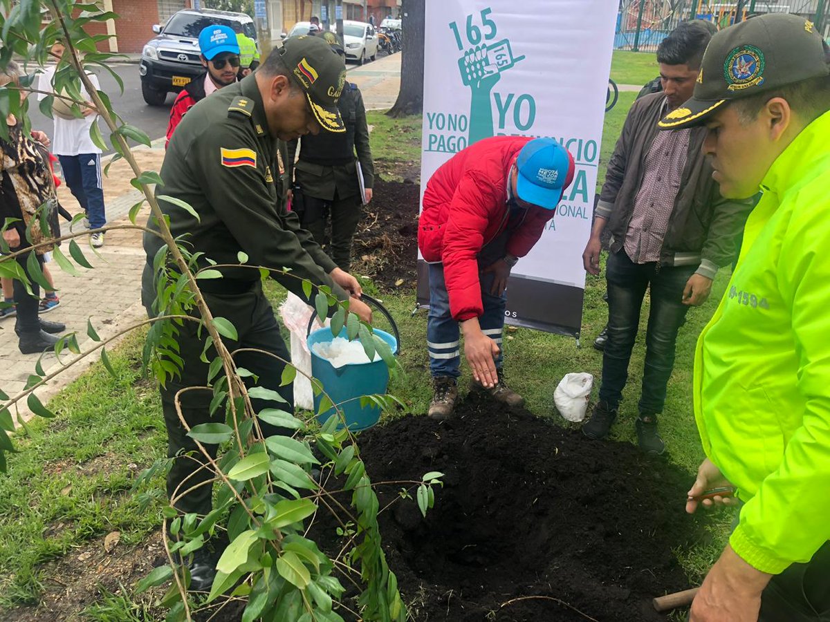 PoliciaBogota's tweet photo. Nos sumamos a la conmemoración del "Día Internacional de la NO Violencia contra la Mujer" a través de una sembratón denominada "No más Violencia, sembremos vida" liderado por @GaulaPolicia, Red de Mujeres y Jardín Botánico. https://t.co/kgi4XJEQJf