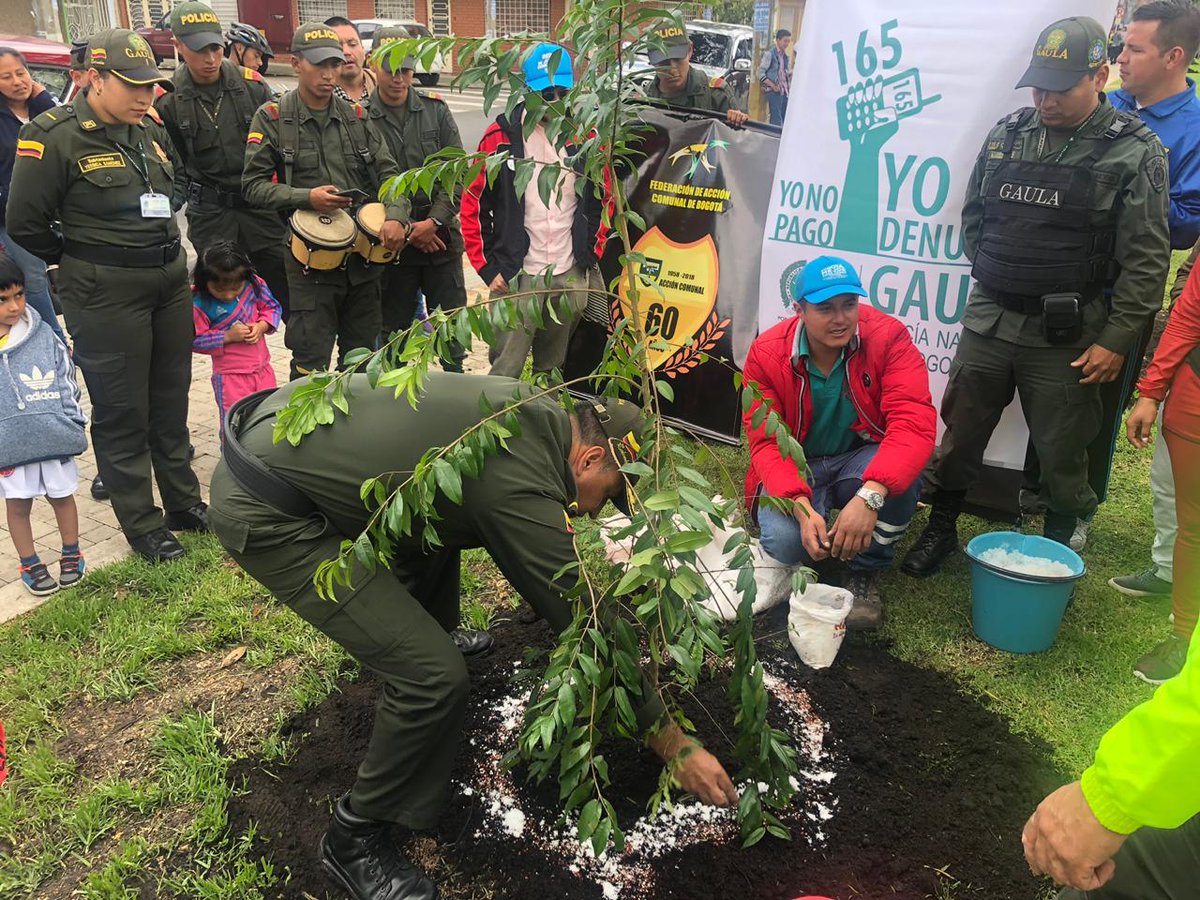 PoliciaBogota's tweet photo. Nos sumamos a la conmemoración del "Día Internacional de la NO Violencia contra la Mujer" a través de una sembratón denominada "No más Violencia, sembremos vida" liderado por @GaulaPolicia, Red de Mujeres y Jardín Botánico. https://t.co/kgi4XJEQJf