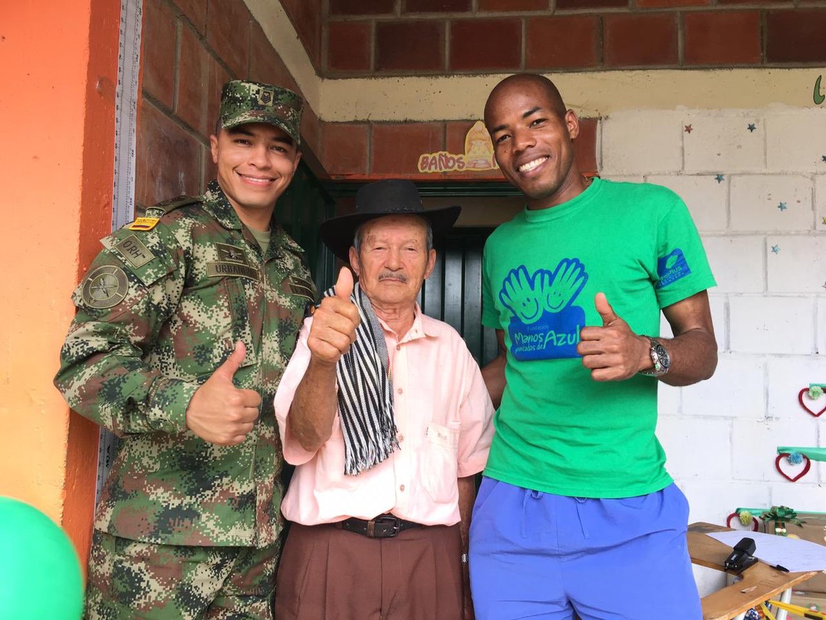 Ejercito_CAAID's tweet photo. Soldados del @COL_EJERCITO #BR06 #BICAI y el #BAAID5 cumpliendo con su compromiso de trabajar por el progreso de las comunidades del #SurdelTolima, realizan una importante Jornada de Apoyo al Desarrollo en la vda San José de Tetúan de San Antonio #Tolima.
#FeEnColombia🇨🇴 https://t.co/Jy6LmLknCv