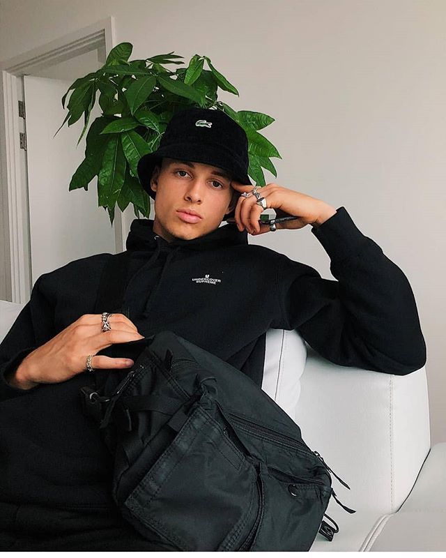 lasourcedustyle's tweet photo. 90's vibe / Sarcelles flow ⚫🐊
Follow @lasourcedustyle for more !!
.
.
. #black #menstyle #streetstyle #Lasourcedustyle #lacoste #allblack #simplefits
👤: @koenprincefraser https://t.co/KMBAFgXiiF
