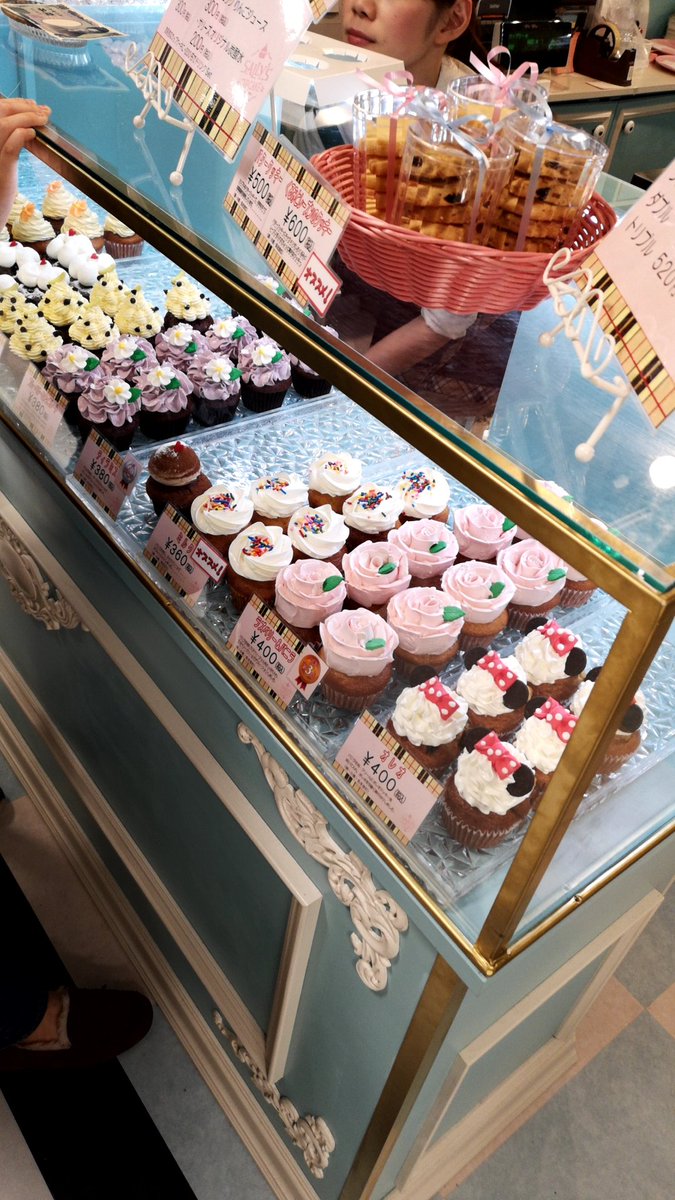 雪国のパン屋さん 札幌ファクトリー サリーズカップケーキさん 円山の 有名店ですね バタークリームの上質さを味わえます 見た目から可愛い感じなので 手土産にも と思うのですが バタークリームじたい 好き嫌いが別れるので 自分用のほうが無難です 雪国のパン屋さん 札幌ファクトリー サリーズカップケーキさん 円山の 有名店ですね バタークリームの上質さを味わえます 見た目から可愛い感じなので 手土産にも と思うのですが バタークリームじたい 好き嫌いが別れるので 自分用のほうが無難です