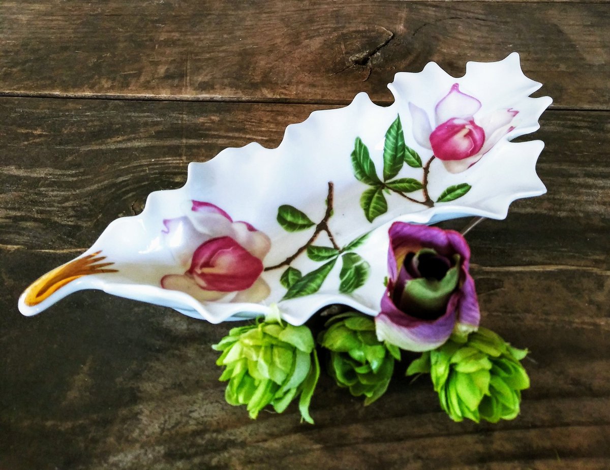 RaggzandRelics's tweet photo. Lovely Decorative porcelain leaf dish by Mittertech Bavaria, made in Germany, features two pink roses. #homedecor #trinketdish #trinkettray #leafdish #tabletopdecor #pinkroses #vintageforsale #vintagedecor #vintagehome #giftsforher #etsyvintage #etsyfinds  https://t.co/Mf4YRXiFOy https://t.co/2rfHmUvRJy
