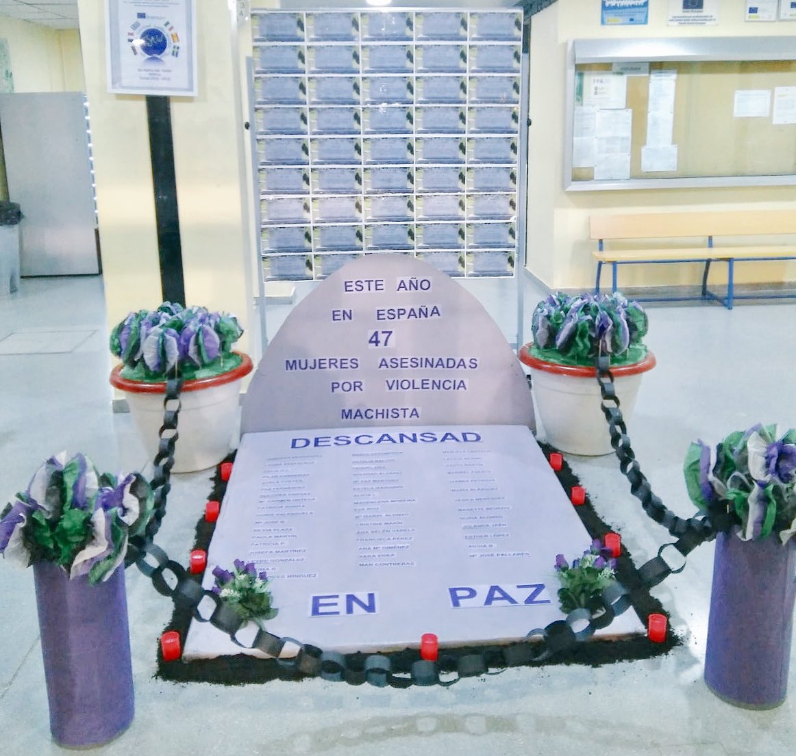 iespdv's tweet photo. En el hall de #IESPuntaDelVerde recordamos a las 47 mujeres asesinadas por la violencia machista en 2018 .
Es una instalación impactante con la que invitamos a la reflexión y al recuerdo.
#NiUnaMenos #25denoviembre #LalapidadelPunta
#diacontralaviolenciadegenero https://t.co/JXNaqfR0Z2