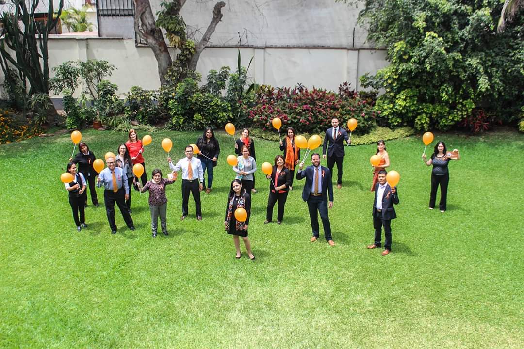 EmbaMexPeru's tweet photo. #Domingo de #DíaNaranja.
@IME_SRE y las Representaciones de México alrededor del mundo construimos una #CadenaHumanaIME para unirnos en contra de cualquier tipo de violencia en contra de las mujeres y niñas en el mundo!
#EscúchameTambién #NiUnaMenos https://t.co/NAjzlLFLie