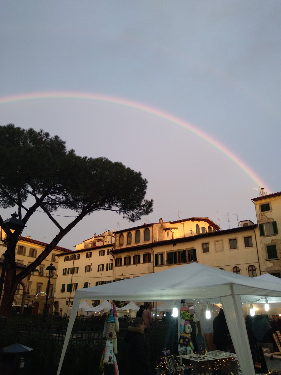 Un arcobaleno davvero degno di questo nome quello di questo pomeriggio su #Firenze 🤩
#meteoscatto