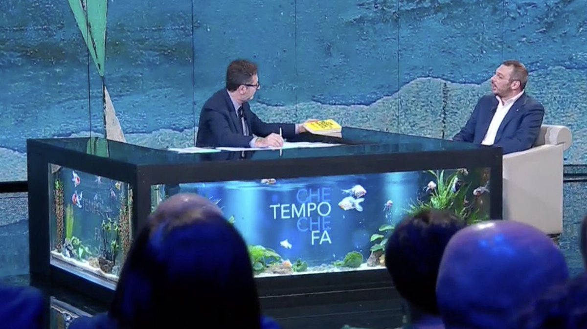 "Io non voglio essere la notizia. Non voglio essere un eroe. Io voglio solo essere un giornalista". <a href="/paoloborrometi/">Paolo Borrometi</a>, presidente di <a href="/Artventuno/">articolo21.info</a> costretto a una vita sotto scorta a <a href="/chetempochefa/">Che Tempo Che Fa</a> intervistato da Fabio Fazio. Orgogliosi di lui.