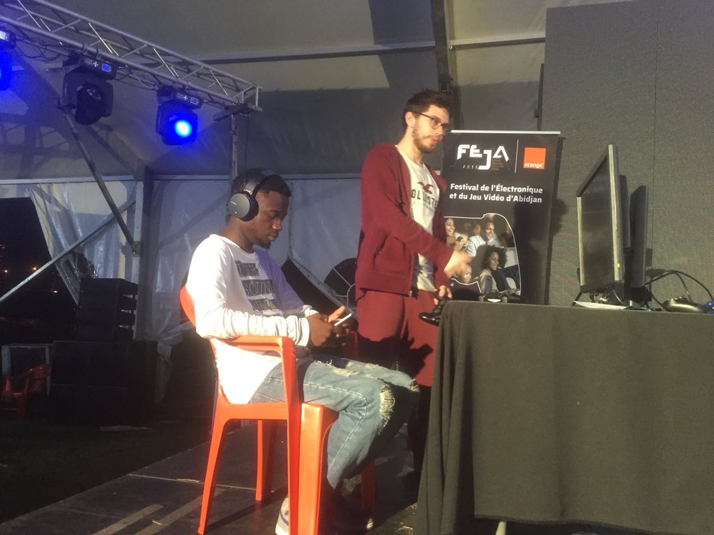 b_abega's tweet photo. Installation de notre champion #HSN sur le podium principal à quelques minutes de la finale il est concentré sur l’objectif: la victoire finale @StreetFighter #FejaOrange2018 https://t.co/B8P2Xe87cJ