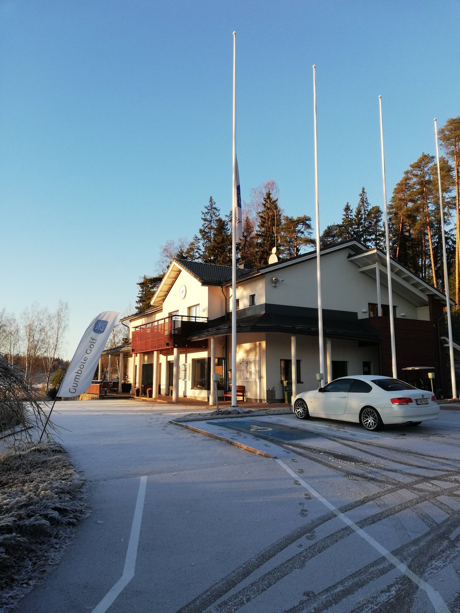Tänään GGssä vedin seuran lipun ensin puolitankoon ja sitten korjasin pois tältä kaudelta. Aurinkoinen päivä, sysimustan viikonlopun päätteeksi...