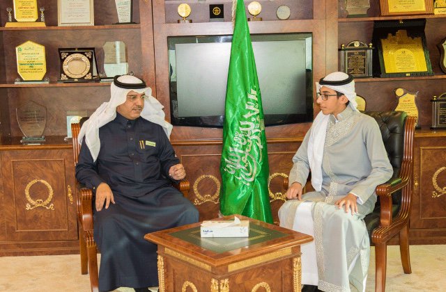 oihm1's tweet photo. إلتقيت في المكتب الطالب المؤثر المميز ( ما شاء الله تبارك الله ) أحمد بن عوضة المالكي ووالده الموقر واطلعت على ملف إنجازه المميز واستمعت له وتجاذبنا حديثًا شيقًا... أسأل له التوفيق والنجاح وأن نراه مستقبلًا رائدًا من رواد الوطن ... ابني أحمد ثابر وتألق فتعليم تبوك يفخر بك . https://t.co/dtMLdxO8V9