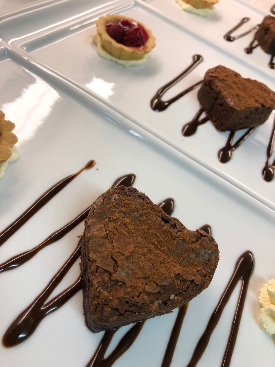 KingsCateringNE's tweet photo. Sunday afternoon 90th birthday party with trio of dessert finale. Raspberry tartlet, lemon cheesecake and chocolate fudge brownie.  #northeast #caterer https://t.co/MdkwuxD61O