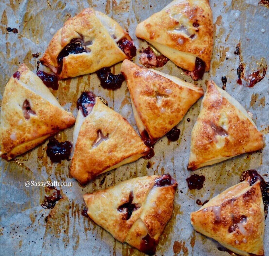 Cranberry &amp; Cream Cheese Mini Pies by <a href="/sassysaffronn/">Sassy_Saffron</a> | What’s your favorite creation from leftover thanksgiving food? // Qual a sua invenção favorita das sobras de comida do dia de ação de graças? #thanksgivingleftovers #abe_foodspiration #abecooks