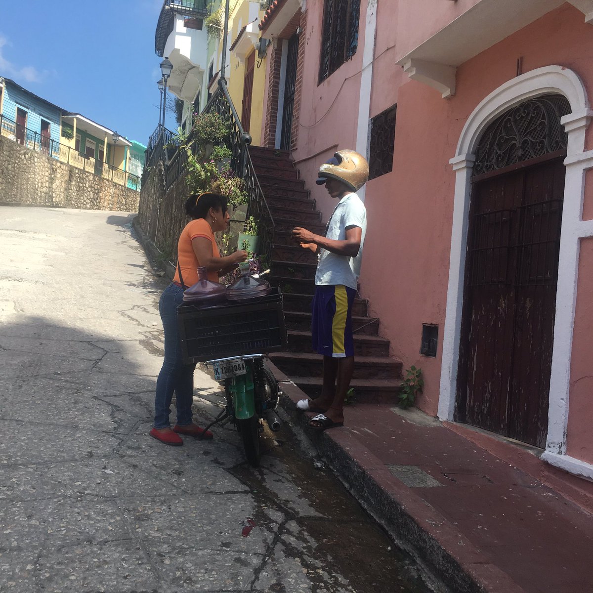 FuerzaActivaLF's tweet photo. Hoy 25/11/18, estuvimos realizando un #EsfuerzoConcentradoLF y #CaptacionDeJovenesDespiertos en los sectores de Santa Bárbara y San Miguel de la #ZonaColonial .
#NoHayMarchaAtras #UnMillonYContando #EsfuerzoConcentradoLF #JuventudPeledeistaDespierta #SEL https://t.co/2FJw7X5U2y
