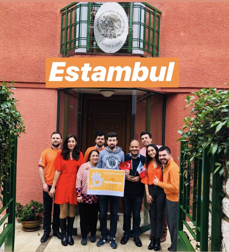 escobedoflores's tweet photo. 25nov es #DíaNaranja🧡
El Consulado de México en Estambul participó en la #CadenaHumanaIME para unirnos en contra de cualquier tipo de violencia a las mujeres y niñas en el mundo @IME_SRE https://t.co/AF94jBTLvX