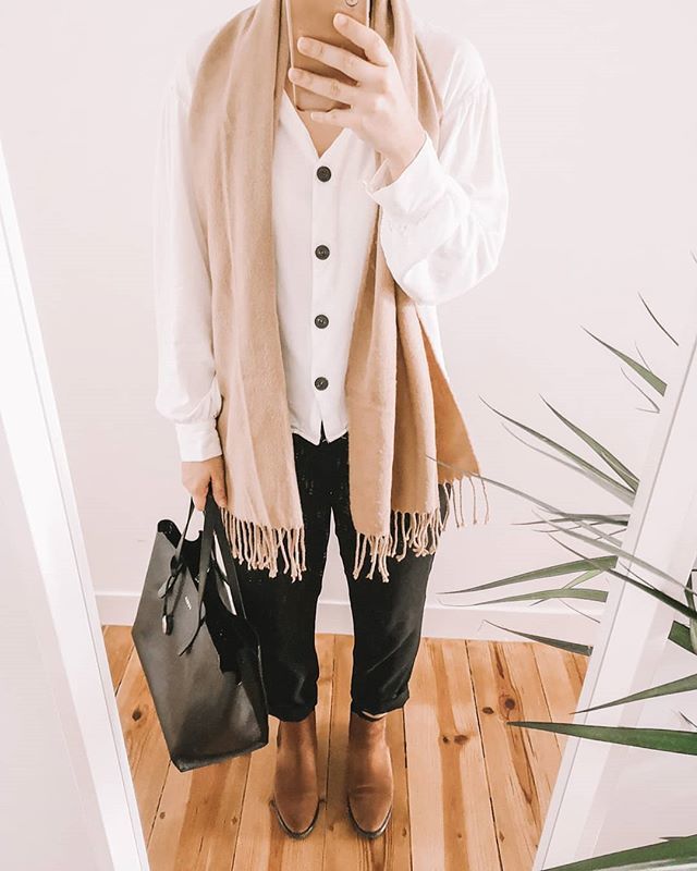 bloglogiapt's tweet photo. Para começar a semana, uma mistura entre os dois looks mais votados da semana passada [já vou contar tudo nas stories].
Por baixo, uma t-shirt de decote em V - que pode também ser uma camisola de manga comprida para as mais friorentas. Por cima, o meu ca… https://t.co/kL4bFoDMDp https://t.co/V4AeS4R8EX