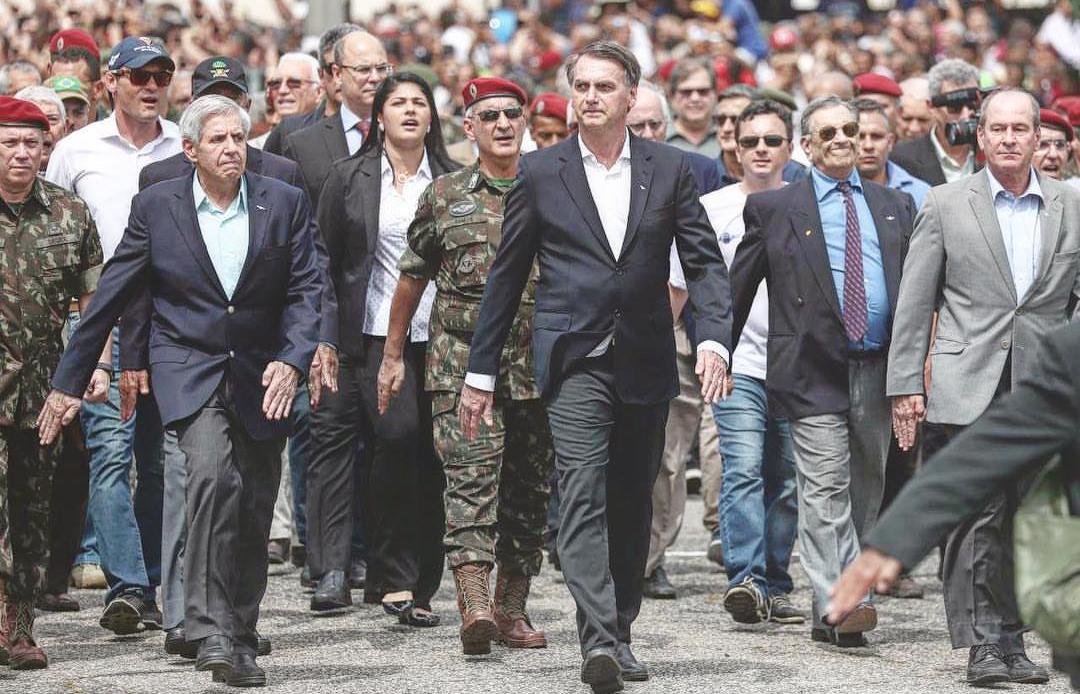 GloboNeus's tweet photo. #SabadoDetremuraSDV

Bolsonaro é flagrado em "marcha das vadias" esse último sábado

🔃 RT 🔃
❤ Like ❤
Unf = Unf
Sdv = Sdv https://t.co/6OJNIwPrbq