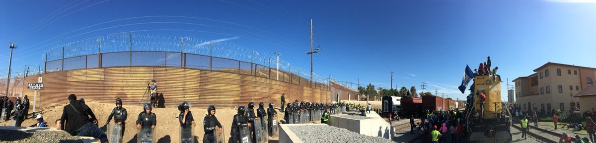CaravanaSupport's tweet photo. https://t.co/mW2VBe4H5t now at the TJ-SD border.
#Tijuana #SanDiego #ClosedBorser #PoliceAttack #BorderCrossing #Exodus #RefugeeCaravan #Update #tj #sd
Follow @#AsylumSeekers Caravan Support Network on Facebook for up to date ways to help out
https://t.co/UrKzdppUNf https://t.co/Gju7X7EU0N
