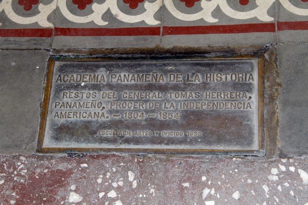 Herreranos's tweet photo. Placa que indica donde reposan los restos del prócer panameño General Tomás Herrera en la Catedral Metropolitana de Panamá la cual  fue renovada y no vemos su placa  ni sabemos donde fueron a dar sus restos. @INACpanama @JCTapiaLMB @gobdeherrera https://t.co/kccmtzFCmM