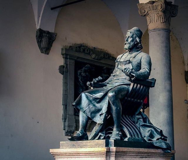 welcome2lucca's tweet photo. 🇮🇹 Scoprire la storia dei personaggi storici lucchesi attraverso le statue che li ritraggono è un'attività molto istruttiva da fare in centro storico. 😉
Scopri le vite dei lucchesi illustri su https://t.co/L3waCFYfPc! 😎
.
🇬🇧 Discovering the history of Lucca's historical fi… https://t.co/oyinZQn3X0