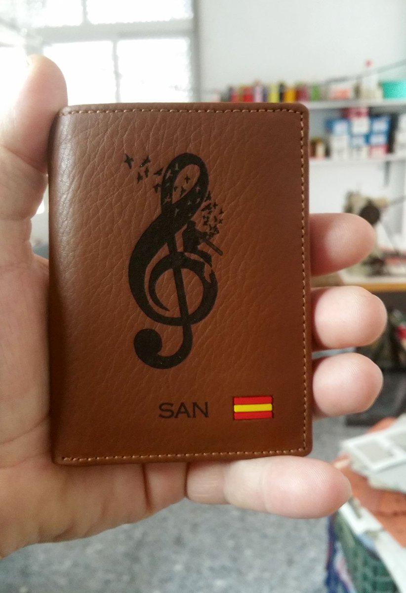 #Cartera billetera personalizada para un cliente músico que nos pidió la #clavedesol y su nombre.
Dinos lo que quieres que te grabemos.
Somos pieldeubrique.com y en nuestra web encontrarás carteras para personalizar.