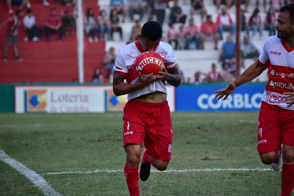 depmoronoficial's tweet photo. #INSXMOR | #JuniorMendieta pone la victoria parcial para #Morón. #VamosGallo
#Instituto 0 - 1 #Morón
#JuegaMorón ❤️ https://t.co/aM8e1aHgji
