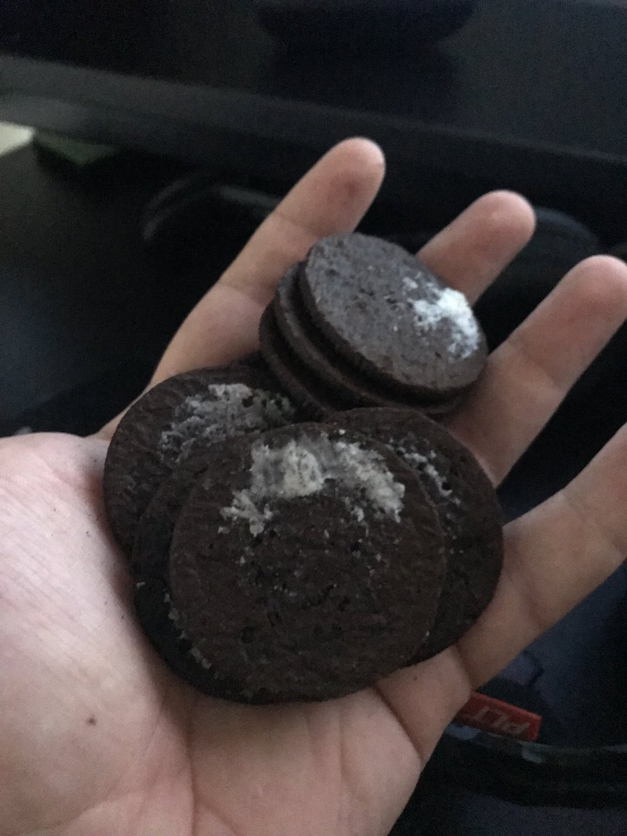 fagaws's tweet photo. I’d rather be cheated on than to open my Oreos to find this. #AlmostSingle https://t.co/TMAZbEMKF9