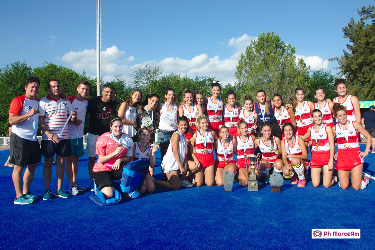 UNIVERSITARIO CAMPEON !

y si... titulo repetido... esta vez de que era...?  con tantas copas estamos mareados.. a si... del InterProvincial Córdoba - Rosario... !

Las chicas terminaron invictas el torneo con victoria en la final ante Athetic por 3 a 0
Felicitaciones Campeonas !