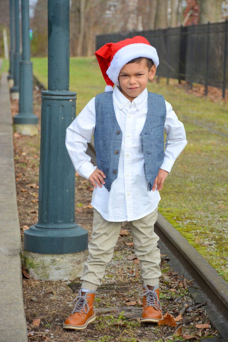 julieoglesbee1's tweet photo. Christmas pictures session 2! This kid rocks it everytime. If I can't get him a modeling gig soon with @Crazy8 ! this boys got it! #crazy8 #thatsmile #wsawareness #includeme #williamssyndrome #ctfob https://t.co/TmtCRunLnY