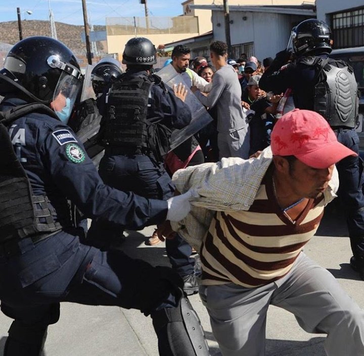 TijuanaLocal's tweet photo. En la frontera con EUA. #Tijuana
Fotografías de Washington Examiner. https://t.co/TJ7StuK13L