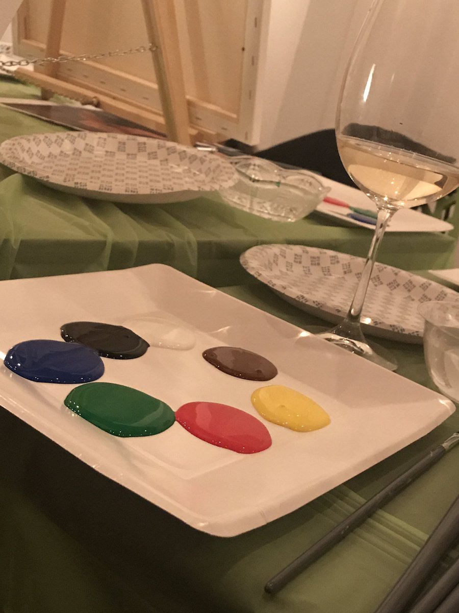 ArtInsiption's tweet image. At #ArtInsiption we love to give our guest  a nice work space with all the proper materials &amp;amp; extra plates for our delicious hors d’oeuvres!