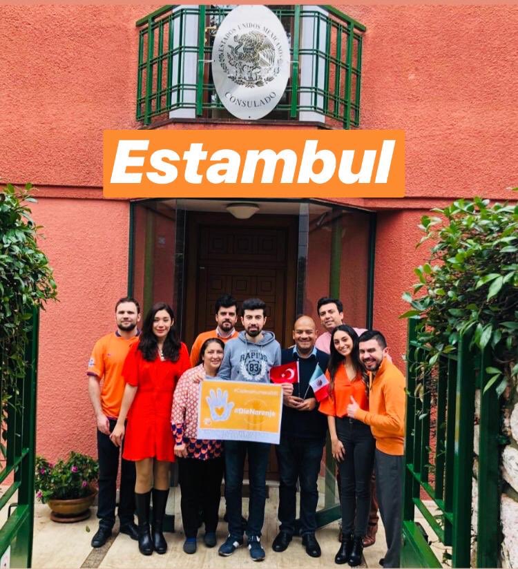 ConsulmexETB's tweet photo. 25nov es #DíaNaranja🧡 El Consulado de México en Estambul participó en la #CadenaHumanaIME para unirnos en contra de cualquier tipo de violencia a las mujeres y niñas en el mundo @IME_SRE https://t.co/W3KjJb3K18