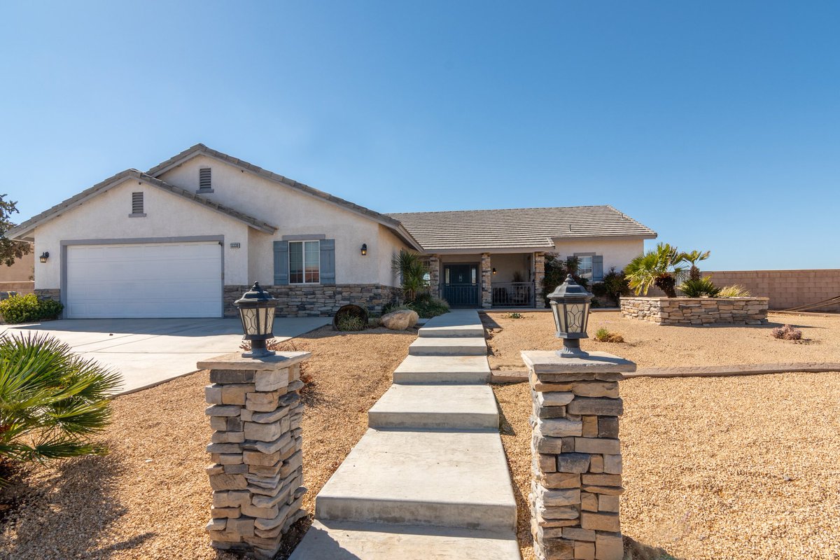 KerrTeri's tweet image. Very gorgeous home. Has everything a family would want!
4 bedrooms, 2 full baths, split floor plan, master bedroom is huge, work shop, nice back yard with a pool! Lots of parking 
Call Teri 760-963-8488- DRE 01762884