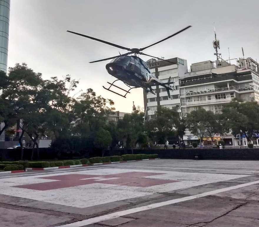 SUUMA_CDMX's tweet image. Ahora aterriza helicóptero 🚁 de @Condores_SSP en Cruz Roja Polanco, traslada persona lesionada de accidente en la carretera México Toluca.