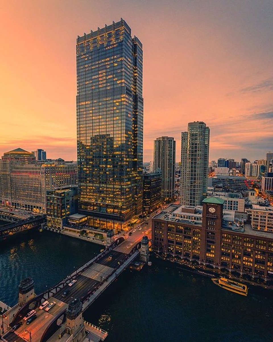 Chicago, you're fabulous. (photo via @anjoaguilar) #sunsetsunday