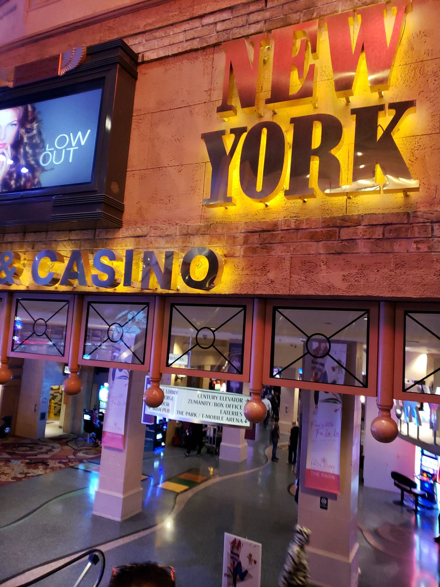 Rae_Ty's tweet photo. My kiddos flight bk to KCMO was cancelled, classes for tomor were cancelled. So FFWD-he's got a new flight & should be good.๐ค๐
And...Mom & Dad are in Sin City preppin for Metallica ๐ถ tomor night..so we're good too.๐ Stay safe out there! We'll do the same. ๐๐ค#viewfromourroom https://t.co/Ueg47nA40w