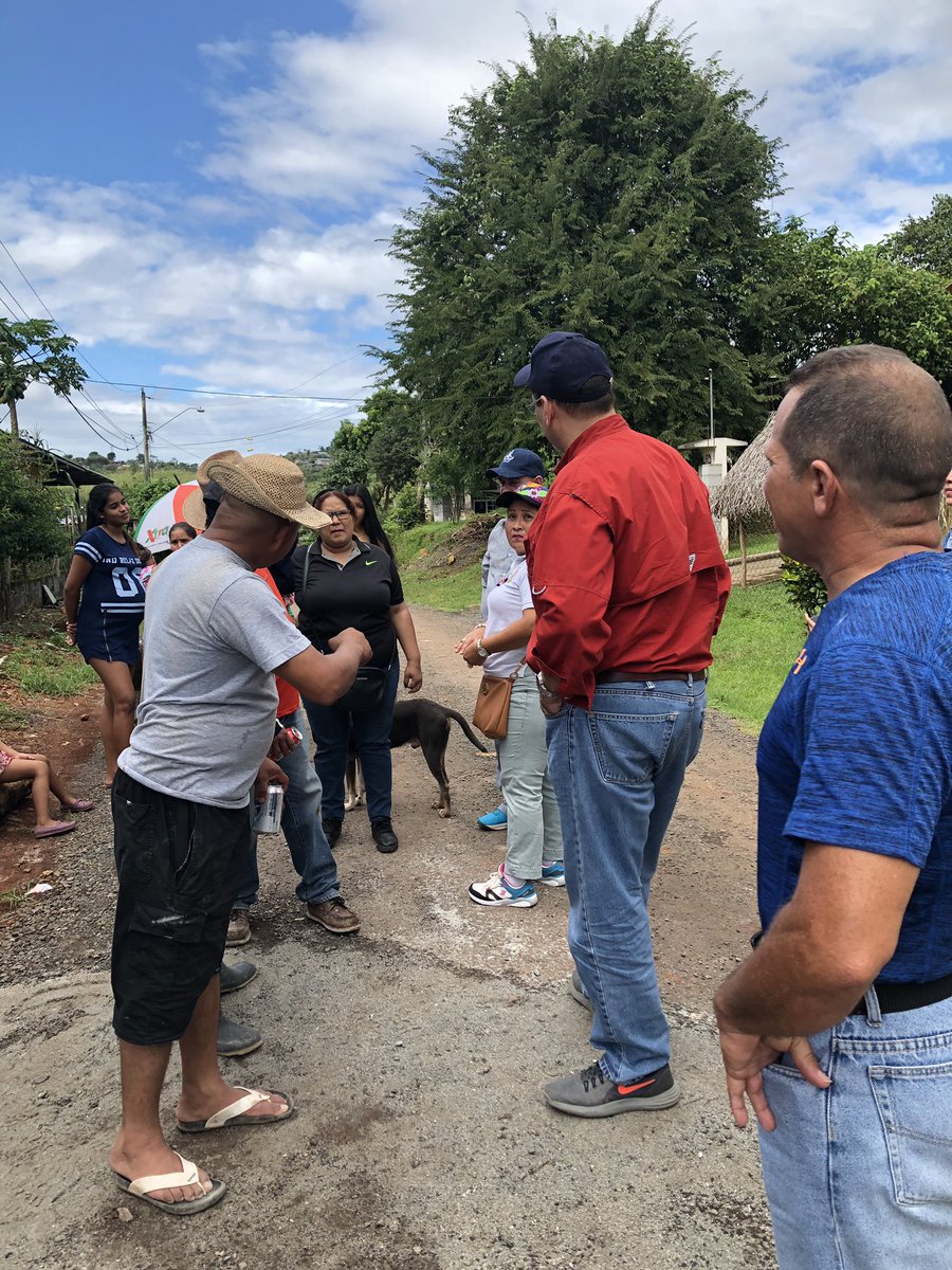 JDAriasV's tweet photo. En Burunga, Arraiján los vecinos tienen un modelo de solidaridad que todos deberemos imitar. Hombres y mujeres trabajan brazo a brazo en la construcción de calles y veredas comprando el material con sus propios recursos de ser necesario. Hace falta resolver la escasez de agua. https://t.co/KjrzquMtji