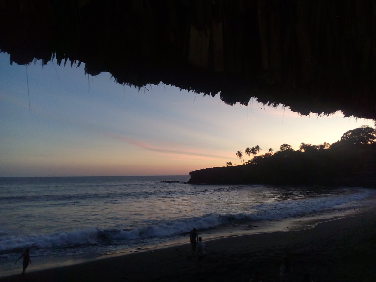 ralebace's tweet photo. Atardecer guanaco en la playa. Se los regalo ¡Disfrutenlo! #IRefuseToGoBack https://t.co/znV6u0rCtk