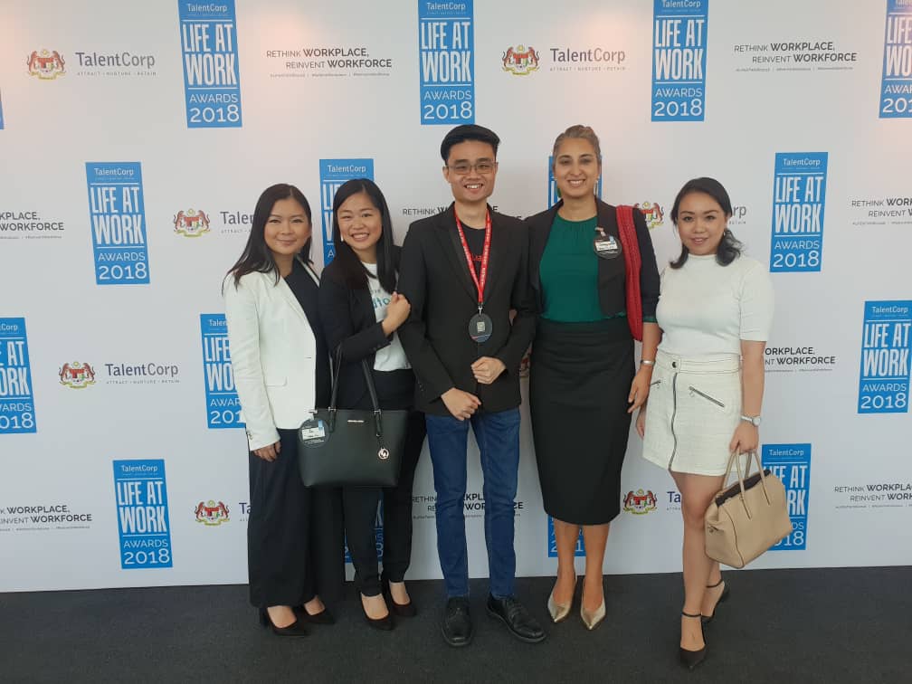 volleySmArt's tweet photo. Delighted to Represent Lean In Malaysia at the #lifeatwork2018 awards!
#leaninmalaysia
#reinventworkforce https://t.co/isKquNASRs