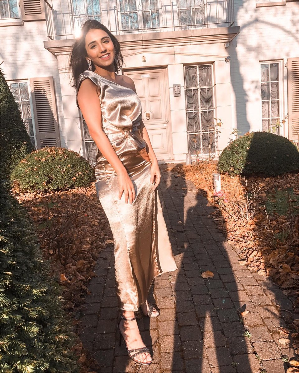 MasoomMinawala's tweet photo. // Do you ever have those days when you get ready for your Friday night 4 days in advance hoping it comes sooner?๐ฉ๐ปโโ๏ธ // Dressed in my @mykoovs glam & always ready to partyyyy. #StepIntoKOOVS #KOOVSxYou https://t.co/mzcwRSVcG5