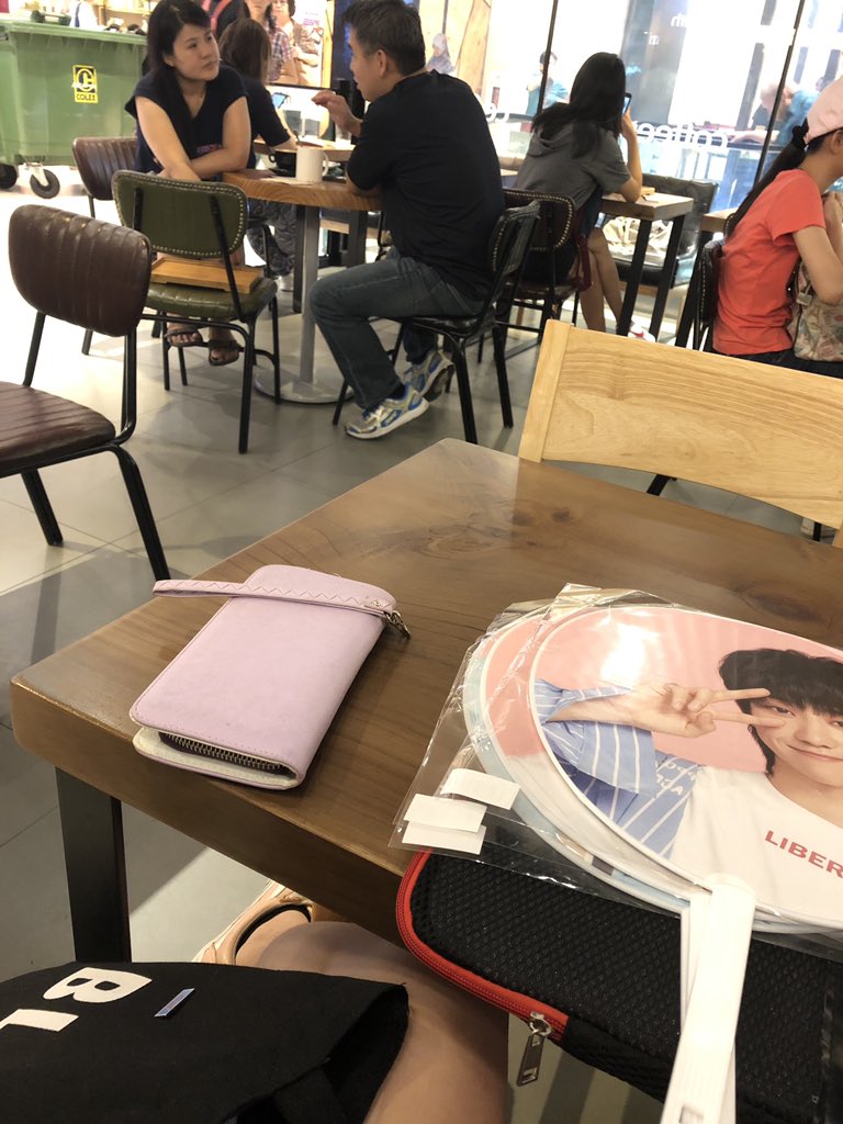 ineffablehao_97's tweet photo. Admin is here near the entrance in yellow! Buyers do come here to collect your items!

#INEFFABLEHAO1107 https://t.co/w23xxoLMCG