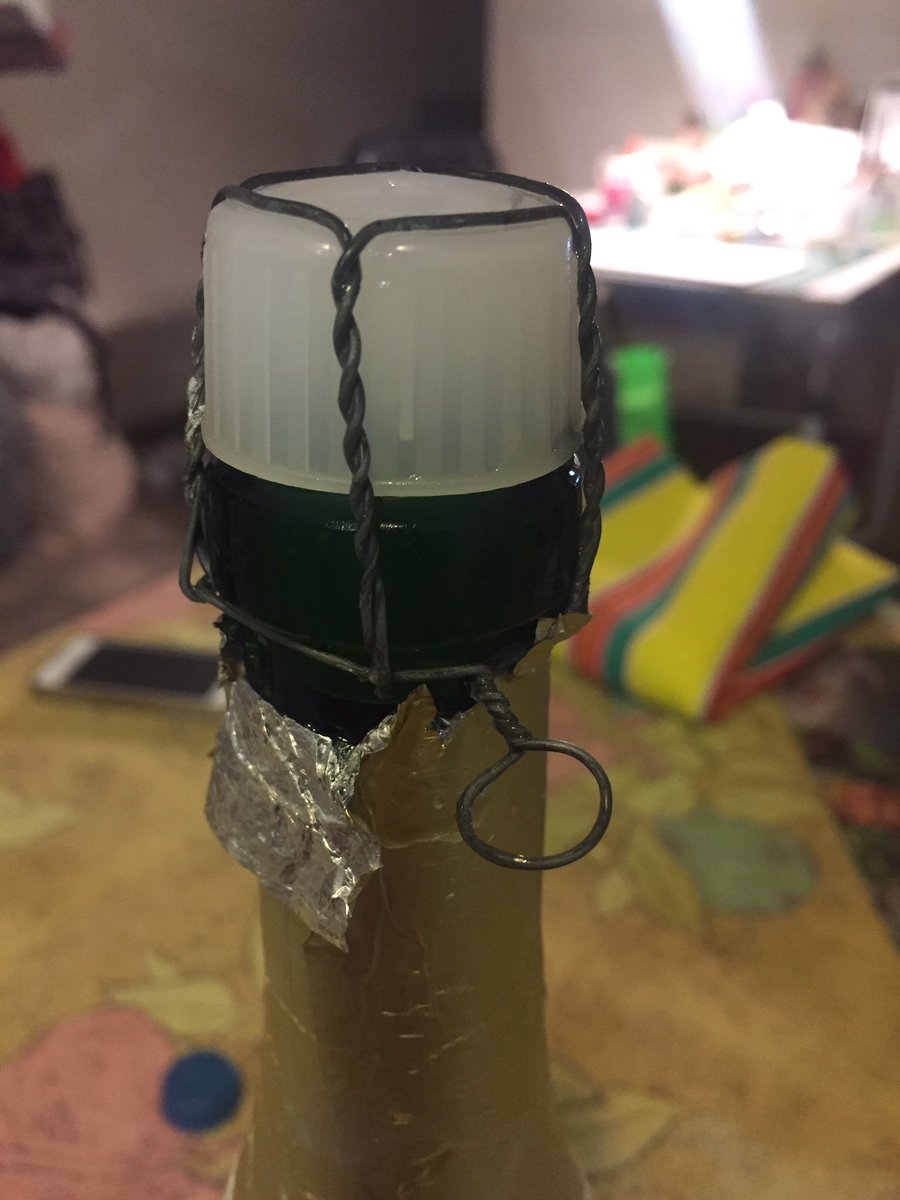 cristianvive's tweet photo. Sidra buena buena es la que trae ese alambrito sujetando la tapa, la que tomaba cuando chico, de buena calidad y aparte te da la opcion de hacer un animalito con el alambre, es una sidra Didáctica para chicos y grandes #Sidra #Niñez #Navidad #Pedalin #ResacaBrava 😅 https://t.co/B4jjMTHbke