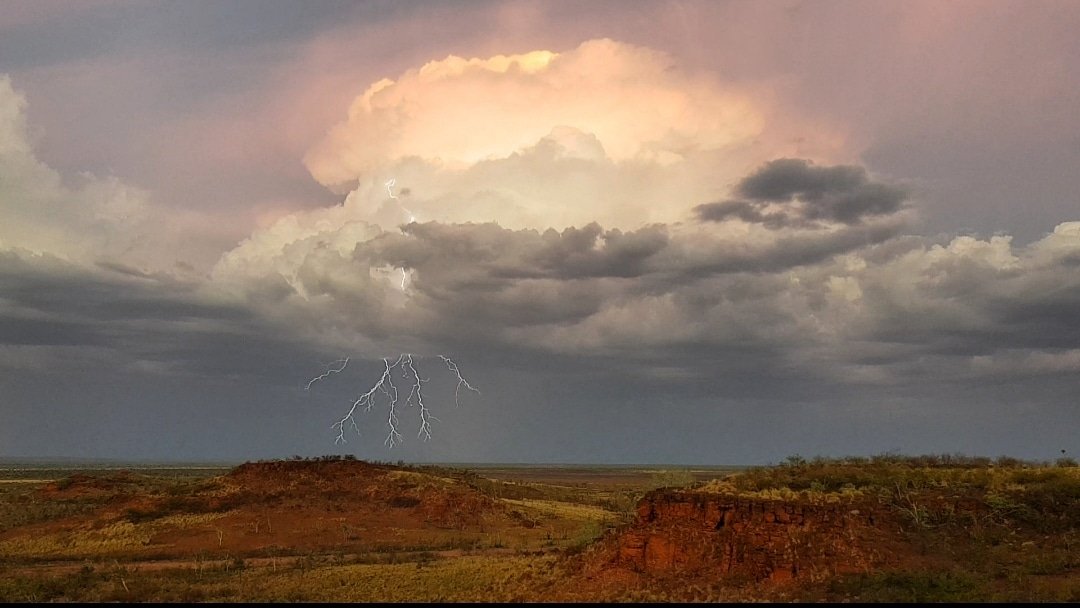 Jacintamills's tweet photo. That time of year again.

#wetseason #kimberleystorms #hopingforrain @HaydnSale @jane4sale @CentralStation6 @Dstoate @MrsPlains @Benomills @ABCoppin https://t.co/S1rrO9XaN6