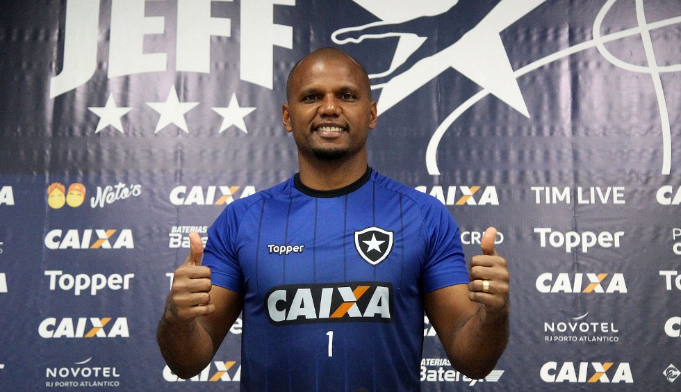 A @RdMaisEsportes preparou uma grande homenagem para Jéfferson, que fará seu último jogo pelo <a href="/Botafogo/">Botafogo F.R.</a>

A partir das 19hs, histórias do ídolo serão contadas por personagens importantes em episódios como a chegada ao clube, em 2003, e a renovação, em 2015.

Foto: <a href="/foto_vitorsilva/">Vítor Silva</a>