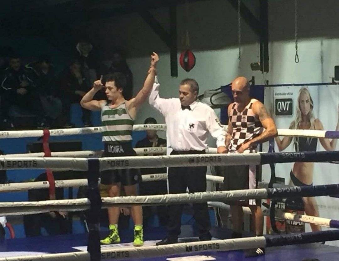 FamLeonina's tweet image. Francisco Moura, atleta de boxe do Sporting Clube de Portugal, sagrou-se ontem campeão nacional de seniores elite de 75 KG. 

Parabéns leão! 

#FamiliaLeonina #NósSomosDaRaça #BoxeSCP