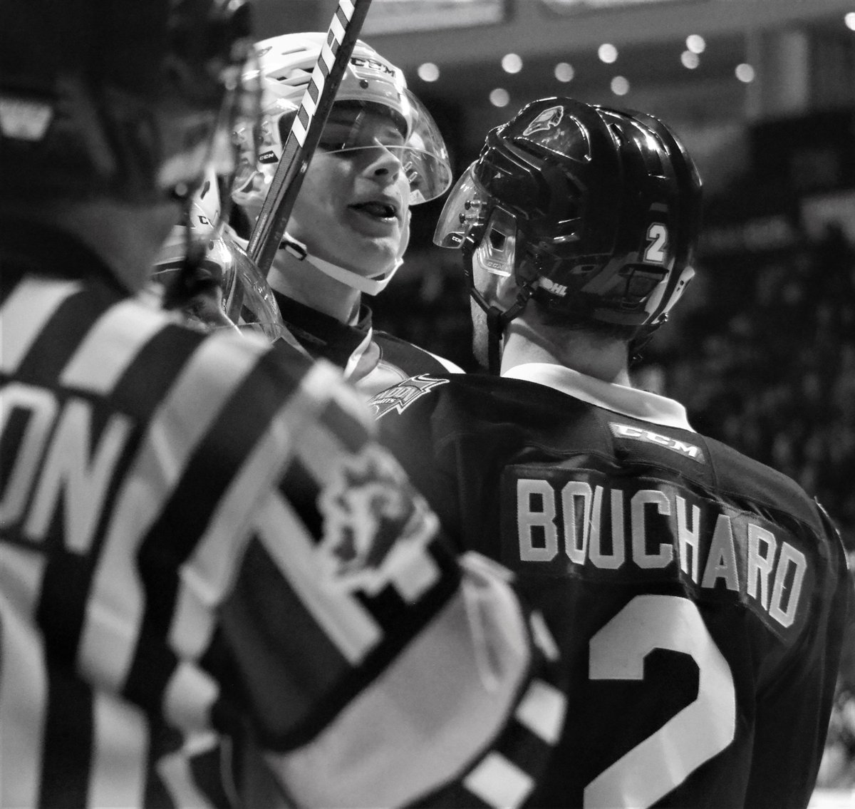 DaveJewellOHL's tweet photo. Black-and-white never gets old. From today's Windsor/London game. #OHL #blackandwhitephotography #Raaymakers #Starikov #DiPietro https://t.co/MEwuyd65Ni