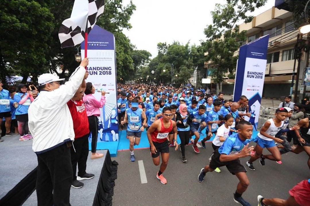 halo_bandung's tweet photo. Kang Yana Mulyana membuka acara Bandung Run 2018 di Jalan Merdeka, Kota Bandung, Minggu (25/11/18)
Dalam acara Bandung Run 2018 kali ini terdapat Kategori Run 5K dan 10K, Garis start Bandung Run 2018 di Jalan Merdeka dan finish di tempat yang sama.
#BandungRun #BandungMakinJuara https://t.co/V0TGc0MqKX