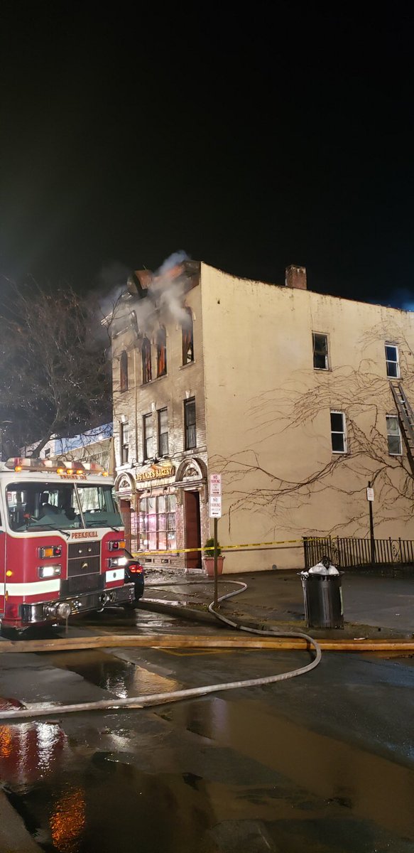 Csher999's tweet photo. #RedCross #Volunteers @redcrossny #MNYN at #PeekskillFire providing emergency assistance to 4 families 12 people Thanks to @PEEKSKILLOEM working closely w/ our Vols on scene helping provide #Care #Comfort #Compassion #NeighborsHelpingNeighbors #PartnersRock #Thanksgiving https://t.co/SD4gfkw1xp
