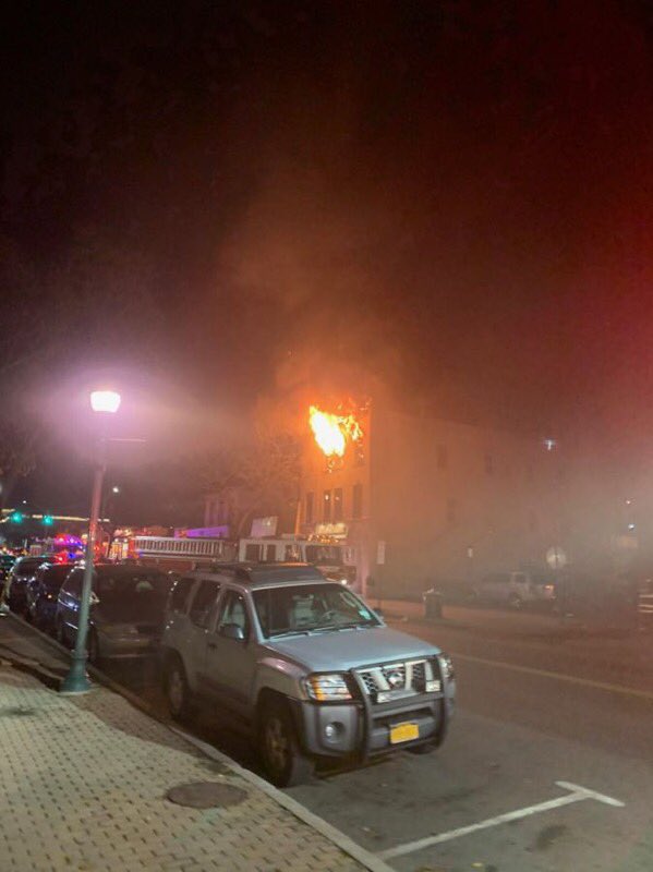 Csher999's tweet photo. #RedCross #Volunteers @redcrossny #MNYN at #PeekskillFire providing emergency assistance to 4 families 12 people Thanks to @PEEKSKILLOEM working closely w/ our Vols on scene helping provide #Care #Comfort #Compassion #NeighborsHelpingNeighbors #PartnersRock #Thanksgiving https://t.co/SD4gfkw1xp