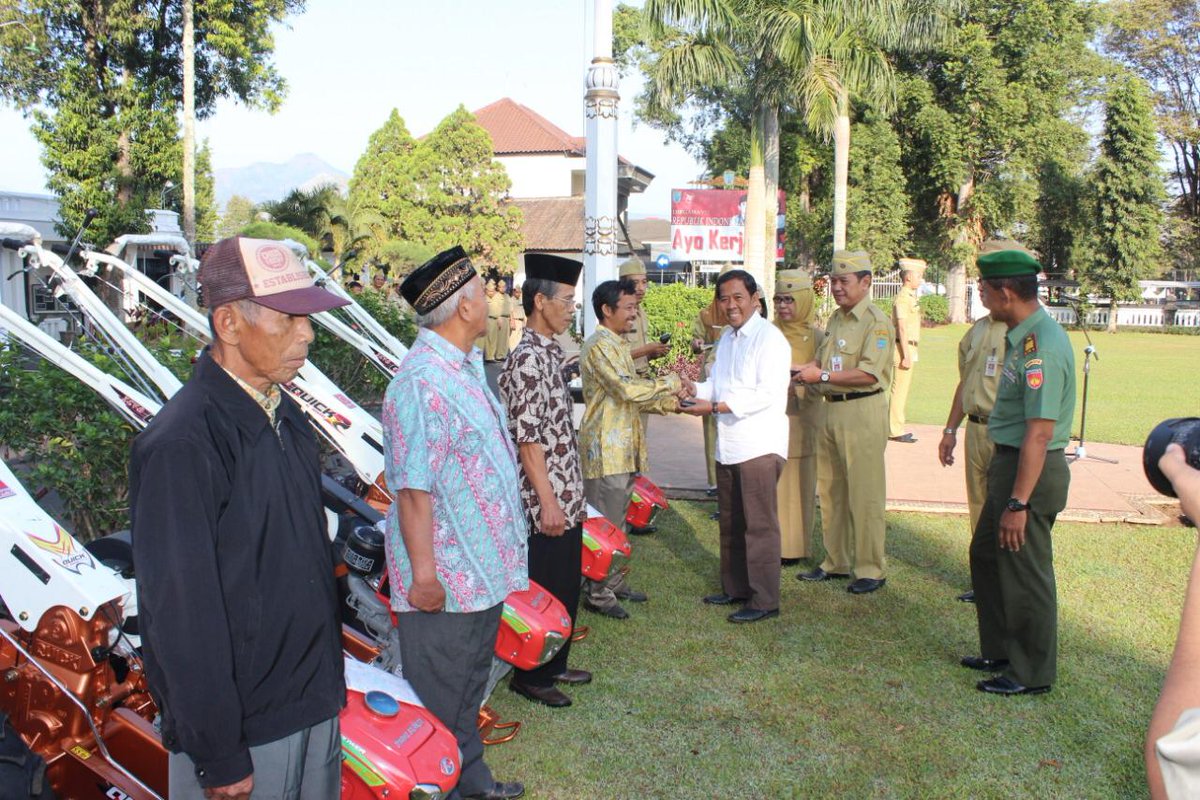 Anggota DPR RI komisi IV Bpk Drs H Fadholi memberikan bantuan alsintan di dapil 1 Jateng meliputi Kendal Salatiga kabupaten/kota Semarang

<a href="/ganjarpranowo/">Ganjar Pranowo</a> <a href="/JatengPos/">Jateng Pos</a> <a href="/iskandar_moh/">MOH.ISKANDAR</a> @NSpidol <a href="/jokowi/">Joko Widodo</a> <a href="/NasdemJTG/">nasdem jateng</a> <a href="/KabarNasDem/">Kabar NasDem</a> <a href="/MasUdMM5/">Mas Ud MM</a> @Ey_Coss <a href="/mnurihsan2903/">Muhammad Nur Ihsan</a> <a href="/ATCSKotaSMG/">ATCS Kota Semarang</a>